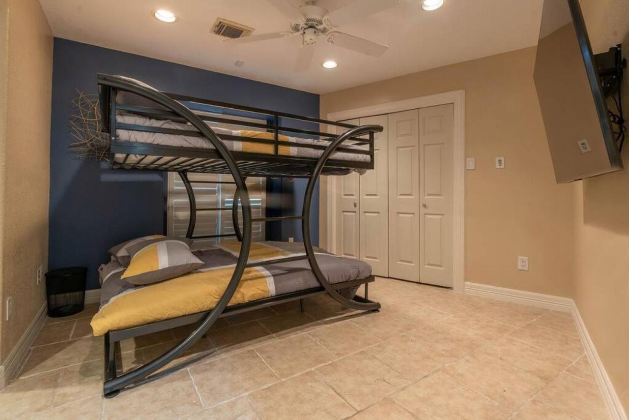 Huge 6 Bedroom With Pool, Spa, 85 Inch Tv, Game Room ヒューストン エクステリア 写真