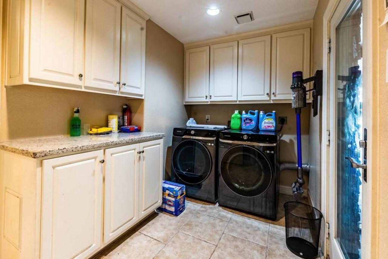 Huge 6 Bedroom With Pool, Spa, 85 Inch Tv, Game Room ヒューストン エクステリア 写真