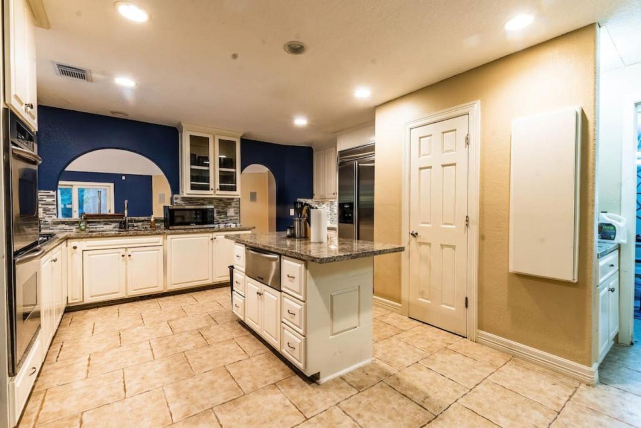 Huge 6 Bedroom With Pool, Spa, 85 Inch Tv, Game Room ヒューストン エクステリア 写真